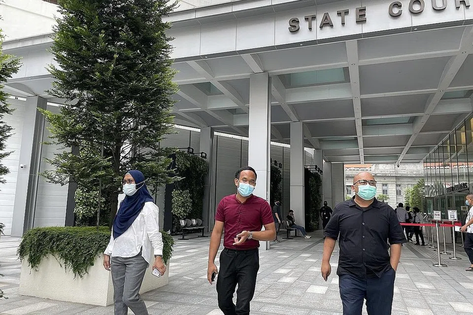 HADIR DI MAHKAMAH: Keluarga Cik Nuruljannah - (dari kiri) ibu Anisah Salim, abang Muhd Azeem Razib dan bapa Mohammad Razib Samsudin - hadir di mahkamah semalam untuk mendengar keputusan tuntutan pampasan kecuaian yang dibuat terhadap kedua penunggang motosikal terbabit. - Foto BH oleh FAKHRURADZI ISMAIL 