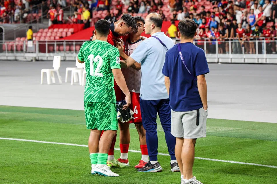 Jordan Emaviwe (dua dari kiri) tidak dapat menahan sebak selepas kesilapan hantarannya membolehkan India menjaringkan gol penyamaan 1-1 dalam aksi kelayakan Piala Asia di Stadium Nasional pada Oktober 2025. Beliau kini mahu bangkit dan fokus mencipta kenangan baharu bersama Hougang