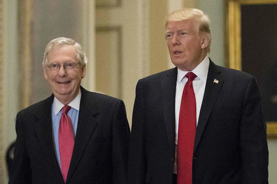 SAAT BERSAMA: Gambar pada October 2017 menunjukkan Presiden Amerika Syarikat ketika itu, Encik Donald Trump (kanan), bersama Ketua Majoriti Senat, Encik Mitch McConnell, berjalan ke sebuah majlis jamuan tengah hari di Capitol Hill. - Foto AFP