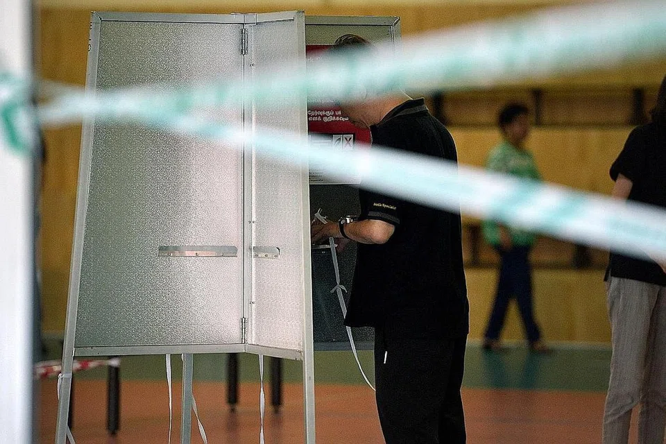 SENARAI SIAP DISEMAK: Senarai pengundi yang sudah dikemas kini boleh diperiksa dalam talian dan terdapat sekitar 59,000 lebih ramai pengundi berbanding kali terakhir pendaftaran itu disemak pada April 2019 - Foto fail