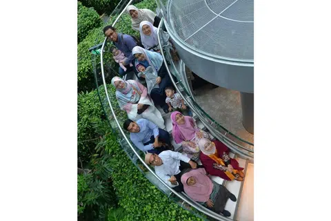 HARGAI MASA BERSAMA KELUARGA: Ustazah Nurul Huda (empat dari atas) menekankan pentingnya meluangkan masa bersama ibu bapa dan adik-beradik selain bersama suami dan anak-anaknya. Gambar menunjukkan beliau bersama adik-beradik dan ibunya, Ustazah Rawiyah Marwan (bawah, kiri) dan ayahnya, Ustaz Khamsani Karim (dua dari bawah, kiri). - Foto ihsan NURUL HUDA KHAMSANI