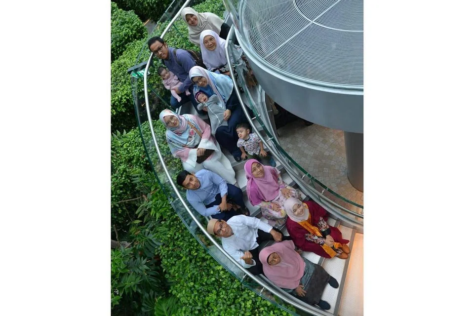 HARGAI MASA BERSAMA KELUARGA: Ustazah Nurul Huda (empat dari atas) menekankan pentingnya meluangkan masa bersama ibu bapa dan adik-beradik selain bersama suami dan anak-anaknya. Gambar menunjukkan beliau bersama adik-beradik dan ibunya, Ustazah Rawiyah Marwan (bawah, kiri) dan ayahnya, Ustaz Khamsani Karim (dua dari bawah, kiri). - Foto ihsan NURUL HUDA KHAMSANI