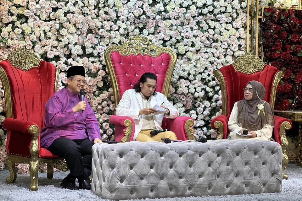 Bekas Mufti, Ustaz Mohamed Fatris Bakaram (paling kiri), memberikan panduan bagaimana untuk mempereratkan hubungan antara menantu dengan mentua dalam acara ‘Talk Show’ sempena High Tea Amal. Bersama beliau ialah pengacara majlis, Zan Sofyan (tengah), dan Ustazah Suhanah Ahmad (paling kanan), asatizah yang berkhidmat di Masjid Darul Makmur.