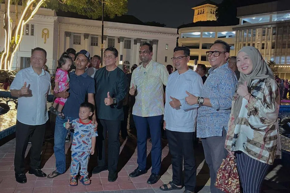 Pengerusi Jawatankuasa Perpaduan, Warisan dan Budaya Johor, Encik P. Pannir Selvam (empat dari kanan), bergambar bersama kakitangan Majlis Bandaraya Johor Bahru dan orang awam di kawasan sekitar Kilometer Sifar Johor Bahru.