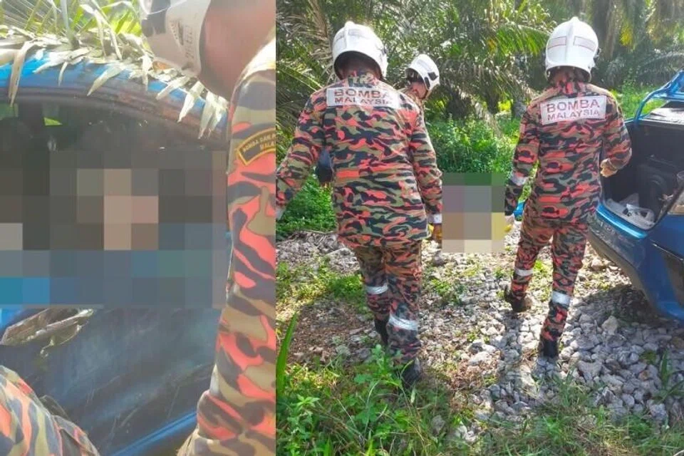 Sepasukan anggota daripada Balai Bomba dan Penyelamat (BBP) Serian, Sarawak, mengeluarkan mayat empat mangsa yang tersepit dalam kenderaan selepas kereta itu hilang kawalan dan merempuh paip air di tepi jalan.
