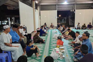 Hampir 100 jemaah menghadiri acara pada malam Hari Raya di kolong blok apabila Jawatankuasa Kariah 4 Masjid Ar-Raudhah menganjurkan Majlis Tahlil, Doa Selamat dan Takbir Raya bersama penduduk Islam di kejiranan tersebut.