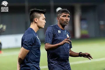 SANDARKAN HARAPAN: Noor Ali (atas) kekal positif Geylang dapat melangkah ke separuh akhir meskipun dalam kumpulan sukar. Sementara itu Pennock ingin mengutip kejuaraan kedua Brunei DPMM selepas digelar juara Liga Perdana Singapura musim ini. - Foto SINGAPORE PREMIER LEAGUE