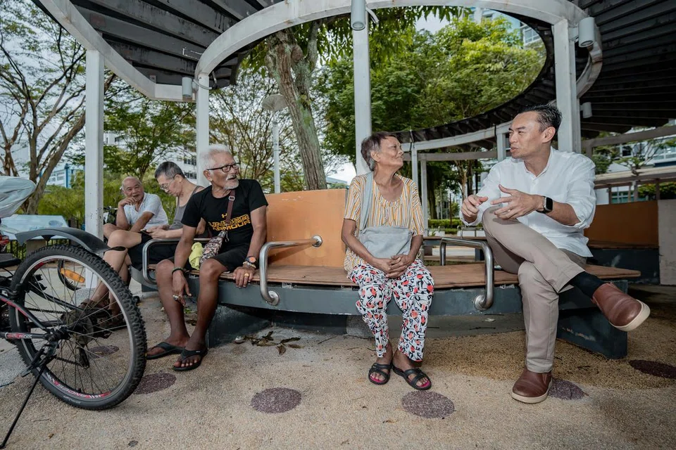 Anggota Parlimen (AP) GRC Jalan Besar, Dr Wan Rizal Wan Zakariah, bertegur sapa dengan penduduk Kolam Ayer.