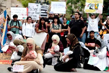 Sekumpulan wanita mempersembahkan lakonan mengenai kanak-kanak yang terbunuh di Gaza semasa demonstrasi menuntut penamatan serangan ke atas Jaluran Gaza dan wilayah Palestin sebagai sebahagian daripada protes nasional di Guadalajara, Mexico pada 7 Oktober 2025.