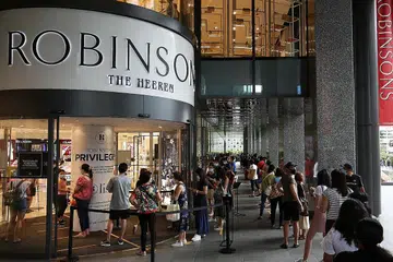 TEWAS HADAPI CABARAN: Pada 30 Oktober lalu, Robinsons mengumumkan ia 'menggulung tikar' di dua cawangannya yang terakhir di sini - The Heeren dan Pusat Beli-Belah Raffles City - menyertai gedung serbaneka seperti Sogo, Daimaru dan John Little dalam senarai gedung serbaneka yang 'tutup kedai'. - Foto ZAOBAO