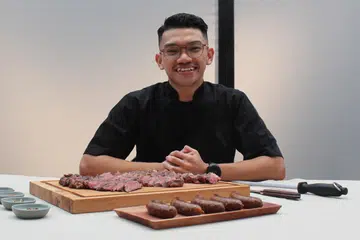 Menerusi Dageng.sg, perniagaannya yang menyediakan pengalaman hidangan stik halal secara privet di rumah pelanggan, Encik Muhammad Syahmi Rohaizan mahu meningkatkan kesedaran tentang selok-belok stik.