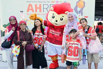Cik Siti Mislina Musa (dua dari kanan) menghadiri sambutan Hari Kebangsaan di Yishun, yang diadakan di FutsalArena@Yishun pada 10 Ogos bersama keluarga empat generasi.