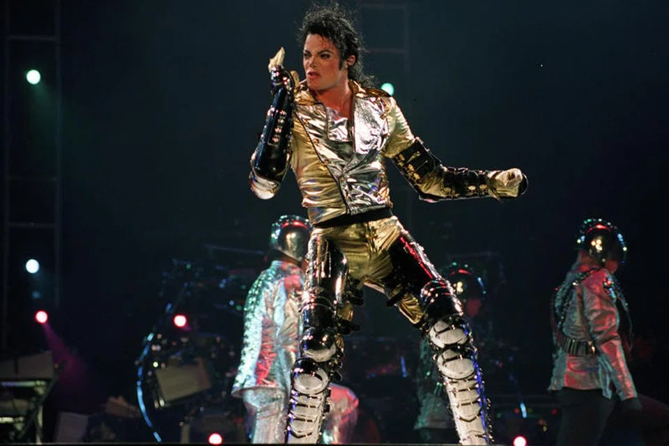 MICHAEL JACKSON: Lagu Earth Song diterbitkan pada 7 November 1995. Ia mengisahkan bagaimana iklim yang berubah-ubah membawa kemusnahan pada bumi, di samping peperangan yang memecahbelahkan umat manusia.