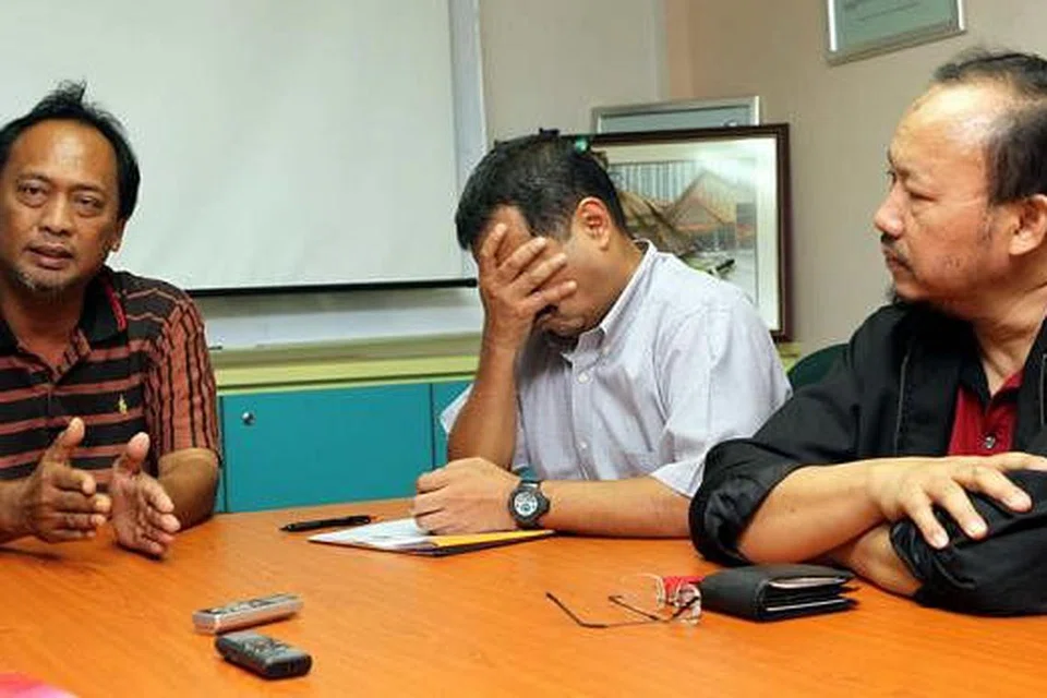 JADI KES: Majlis Pusat mengadakan sidang akhbar pada 2 April 2013 untuk menjelaskan perkara kepada Barita Harian. (Dari kiri), Salleh Sam, Setiausaha Agung MP, Encik Zakaria Abdul Gapor; dan bekas presiden MP, Saharudin Kassim. - Foto fail