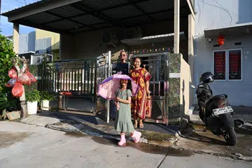 Encik Mohamed Ismail Ibrahim di samping isterinya, Cik Kustiyah, dan anak mereka, Awalina Mohamed Ibrahim, telah menetap di rumah mereka di Tiban, Batam, selama tujuh tahun.
