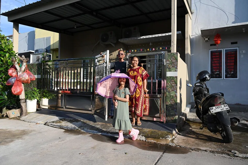 Encik Mohamed Ismail Ibrahim di samping isterinya, Cik Kustiyah, dan anak mereka, Awalina Mohamed Ibrahim, telah menetap di rumah mereka di Tiban, Batam, selama tujuh tahun.