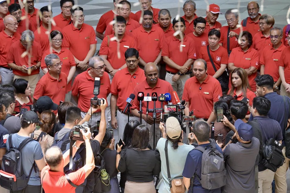 Pengerusi Parti Demokratik Singapura (SDP), Profesor Paul Tambyah (bercakap di mikrofon) memperkenalkan calon SDP untuk GRC Sembawang. Ia merangkumi (dari kiri) Encik Damanhuri Abas, Encik Alfred Tan, Encik James Gomez, Encik Bryan Lim dan Cik Surayah Akbar.