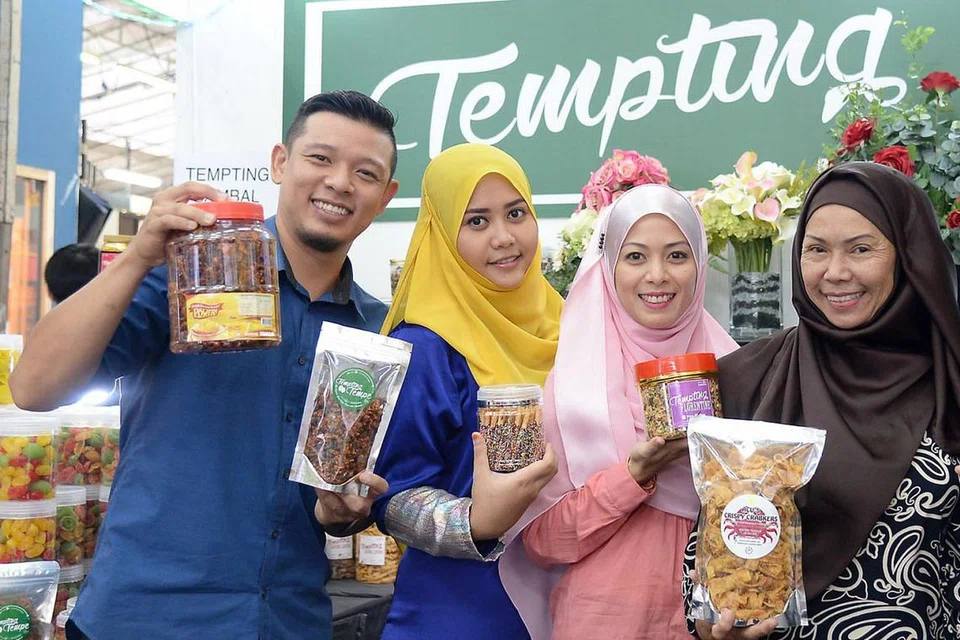 RATU HATIKU: Hady Mirza menanti Ramadan sebagai tempoh masa beliau dapat membangkitkan perniagaan kuih Raya dan air katira dengan bantuan (dari kanan) ibunya, Cik Mardiana Ahmad; kakaknya, Cik Adryany Amir; dan isterinya, Cik Nurjannah Nur Wahid. - Foto fail