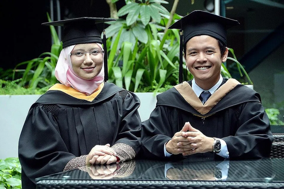 MAMPU GENGGAM IJAZAH: Cik Amalina Abdul Nasir berjaya menggenggam ijazah sarjana muda Sains Kemasyarakatan dengan pengkhususan dalam sosiologi dan perhubungan korporat manakala Encik Muhammad Hafiz Kasman pula meraih kepujian tertinggi SMU - Summa Cum Laude bagi ijazah sarjana muda pengurusan perniagaan dengan pengkhususan dalam kewangan dari Universiti Pengurusan Singapura (SMU). - Foto JOHARI RAHMAT