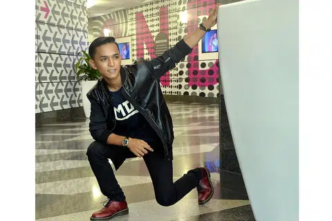 ANAK MUDA BERBAKAT BESAR: Aiman Tino mempertaruh lagu berbaur 'jiwa-jiwa' seperti 'Ku Rela Dibenci' yang dicipta bersama ibu bapanya. - Foto KHALID BABA