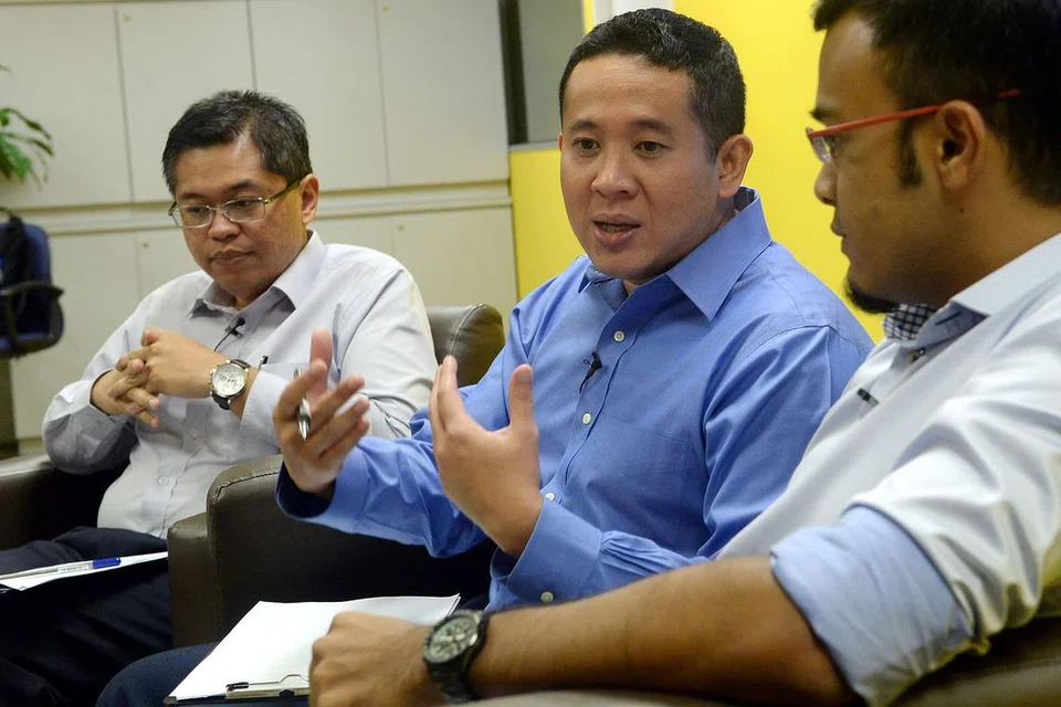 BINCANG ISU MASYARAKAT MELAYU/ISLAM: (Dari kiri) Dr Norshahril, Encik Amrin dan Encik Khairul Anwar antara peserta sesi perbincangan meja bundar anjuran Berita Harian bagi membincangkan cabaran yang dihadapi masyarakat Melayu/Islam kini. - Foto TAUFIK A. KADER