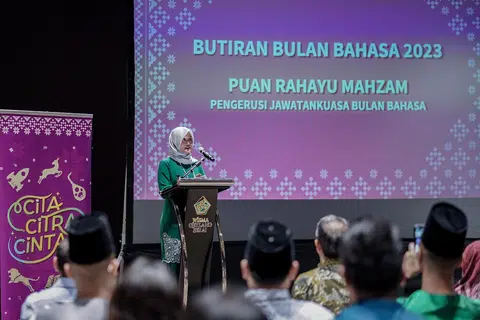 ALU-ALUKAN PENYERTAAN MASYARAKAT: Pengerusi Jawatankuasa Bulan Bahasa 2023, Cik Rahayu Mahzam, berkata pelestarian bahasa Melayu hanya boleh tercapai dengan kerjasama dan sokongan masyarakat.