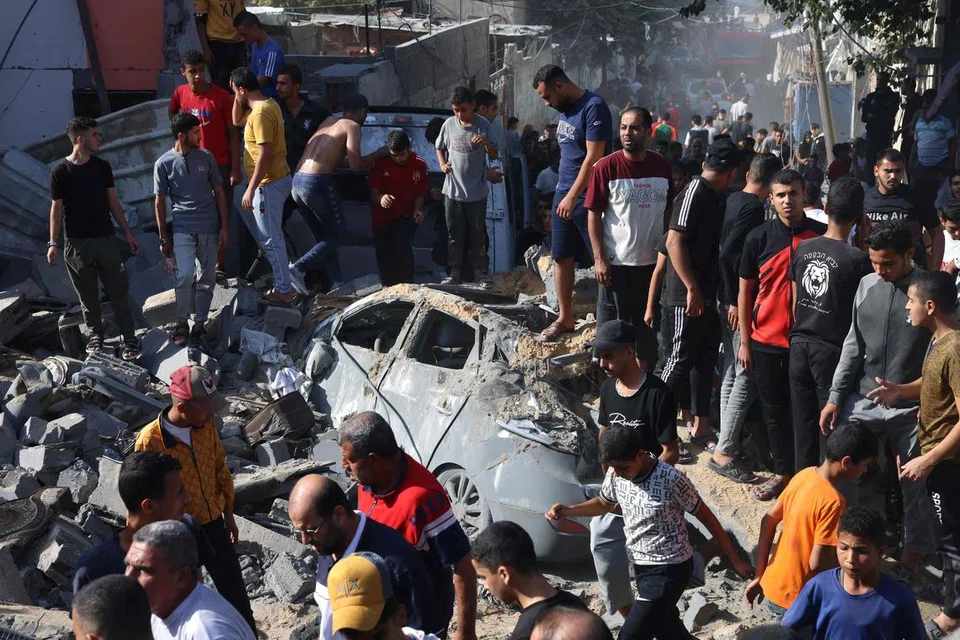 TOLAK GENCATAN SENJATA: Warga Palestin menjalankan kerja mencari mangsa yang mungkin tertimbus dalam bangunan yang runtuh akibat serangan tentera Israel di Rafah, selatan Jalur Gaza,  pada Isnin.