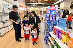 Penerima ‘KidSTART Sparkle Homes’, Cik Dewiayuni Edi Rianto (kanan) merupakan antara 260 keluarga yang akan diberikan $1,500 untuk membeli barangan pembangunan kanak-kanak dan peralatan rumah tangga. Beliau ditemani suaminya, Encik Mohd Sazali Dollah (kiri), dan anak mereka (bermula dua dari kiri) Muhammad Aeril Mateen, Muhammad Adeel Zafreen, dan Muhammad Adzriel Daffa. 