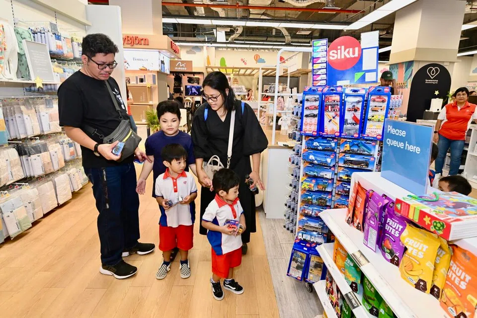Penerima ‘KidSTART Sparkle Homes’, Cik Dewiayuni Edi Rianto (kanan) merupakan antara 260 keluarga yang akan diberikan $1,500 untuk membeli barangan pembangunan kanak-kanak dan peralatan rumah tangga. Beliau ditemani suaminya, Encik Mohd Sazali Dollah (kiri), dan anak mereka (bermula dua dari kiri) Muhammad Aeril Mateen, Muhammad Adeel Zafreen, dan Muhammad Adzriel Daffa. 