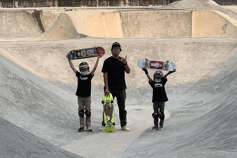 LUANG MASA BERSAMA: Encik Mohamed Affandy Abdul Razak, atau lebih dikenali sebagai Fandy, menghabiskan masa terluangnya dengan dua anak lelaki beliau, Aedan, 11 tahun, dan Matin, lapan tahun melakukan aktiviti di luar seperti bermain papan luncur. - Foto ihsan FANDY RAZAK