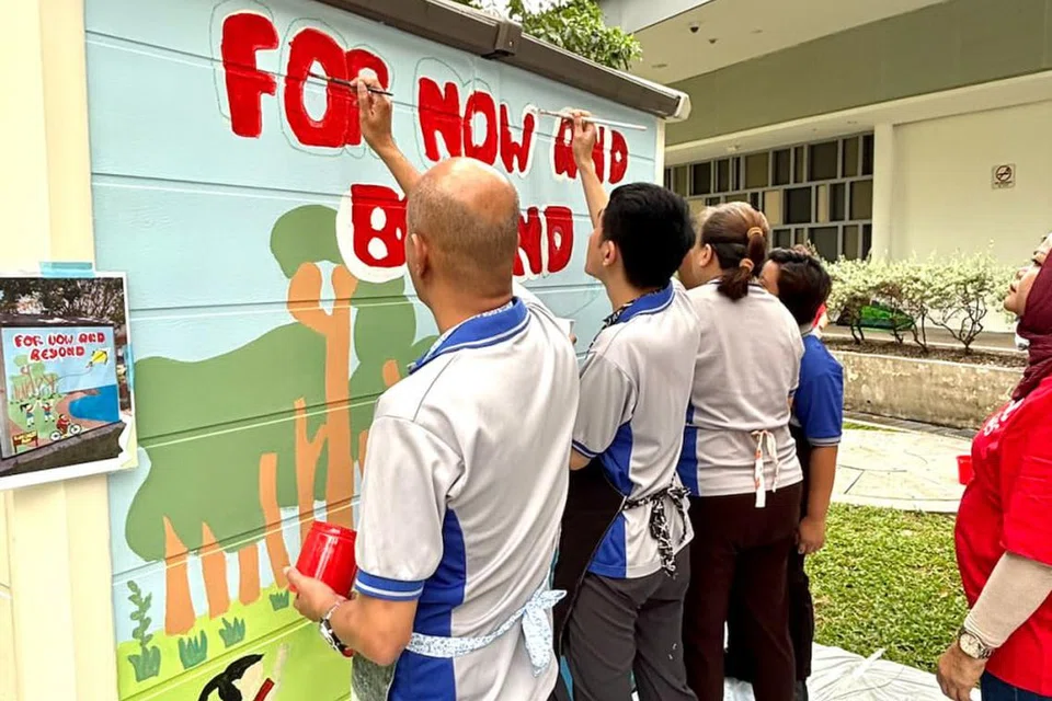 Lima pelatih  Persatuan Golongan Kurang Daya Intelek Singapura (Minds) melukis di CleanPod atau pondok kecil yang berfungsi sebagai tempat penyimpanan alat pembersihan. Lukisan itu memaparkan suasana keluarga dan rakan-rakan yang bermain, berehat dan menikmati alam semula jadi. 