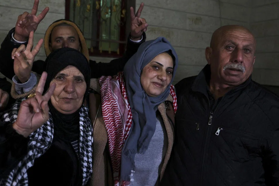 DIBEBASKAN: Tahanan warga Palestin yang baru dibebaskan bertemu kembali dengan anggota keluarga mereka, selepas Israel dan Hamas bersetuju dengan gencatan senjata dan pertukaran tebusan masing-masing.