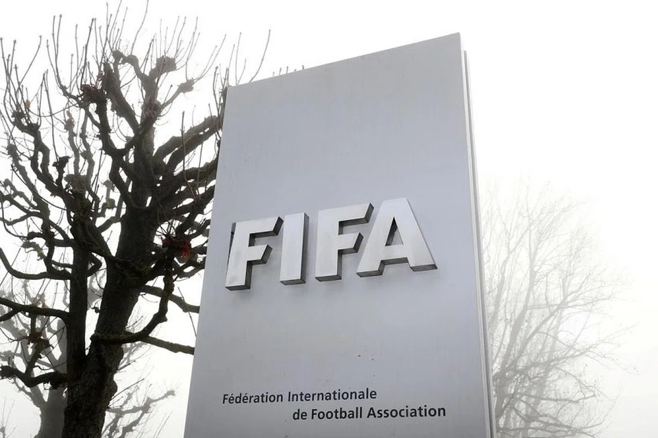 Logo FIFA di hadapan ibu pejabatnya semasa musim luruh berkabus di Zurich, Switzerland. 