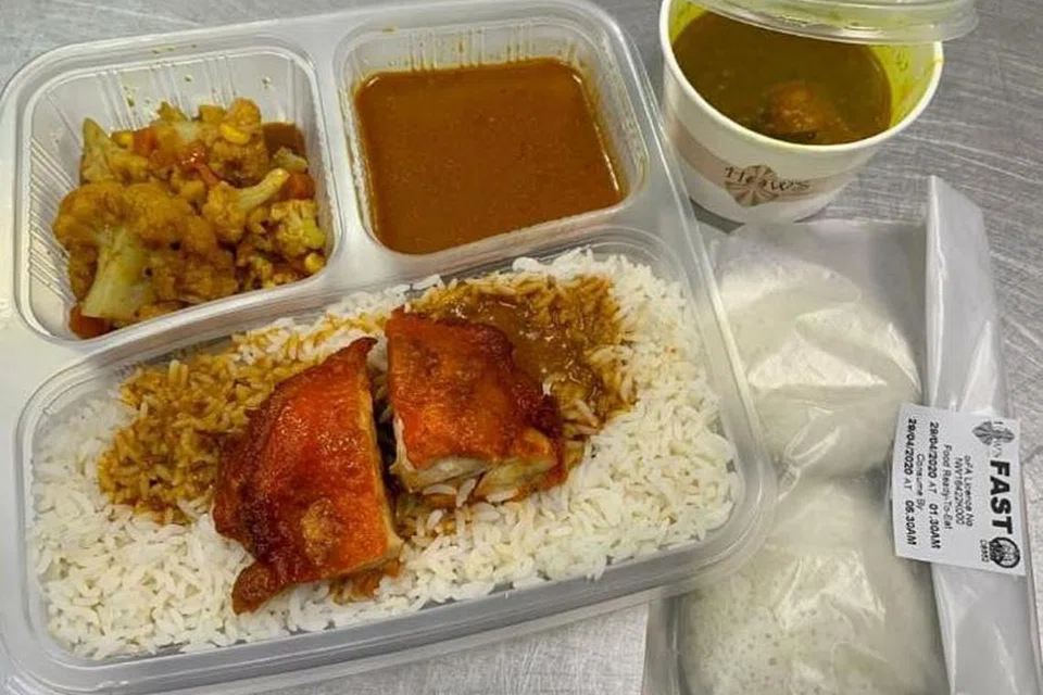 AGIH MAKANAN: Ini antara sampel makanan sahur yang diberikan kepada pekerja asing beragama Islam yang tinggal di dormitori sempena Ramadan ini. - Foto FACEBOOK ZAQY MOHAMAD