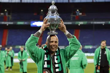 Pengurus Feyenoord, Arne Slot, meraikan kemenangan Piala Belanda pasukannya pada 21 April. Selain Xabi Alonso dan Ruben Amorim, beliau merupakan calon utama untuk menggantikan tempat Jurgen Klopp sebagai pengurus Liverpool.