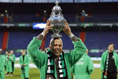 Pengurus Feyenoord, Arne Slot, meraikan kemenangan Piala Belanda pasukannya pada 21 April. Selain Xabi Alonso dan Ruben Amorim, beliau merupakan calon utama untuk menggantikan tempat Jurgen Klopp sebagai pengurus Liverpool.