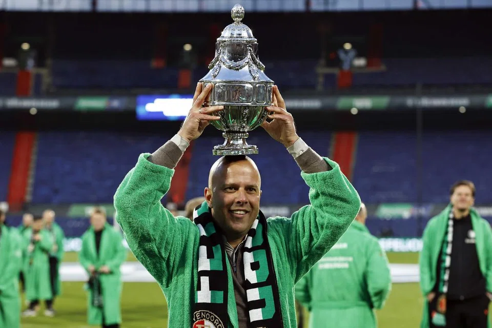 Pengurus Feyenoord, Arne Slot, meraikan kemenangan Piala Belanda pasukannya pada 21 April. Selain Xabi Alonso dan Ruben Amorim, beliau merupakan calon utama untuk menggantikan tempat Jurgen Klopp sebagai pengurus Liverpool.