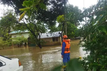 PANTAU SITUASI: Anggota Angkatan Pertahanan Awam Kelantan membuat pemantauan di lokasi banjir di Kampung Guchil, Rantau Panjang, Kelantan, untuk memindahkan mangsa yang terjejas. 