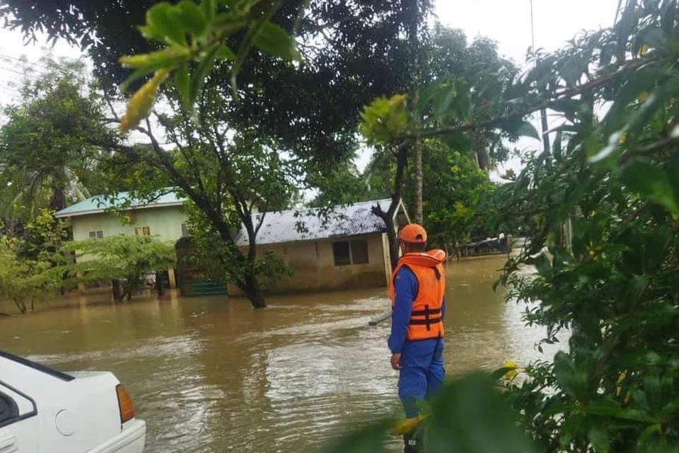 PANTAU SITUASI: Anggota Angkatan Pertahanan Awam Kelantan membuat pemantauan di lokasi banjir di Kampung Guchil, Rantau Panjang, Kelantan, untuk memindahkan mangsa yang terjejas. 