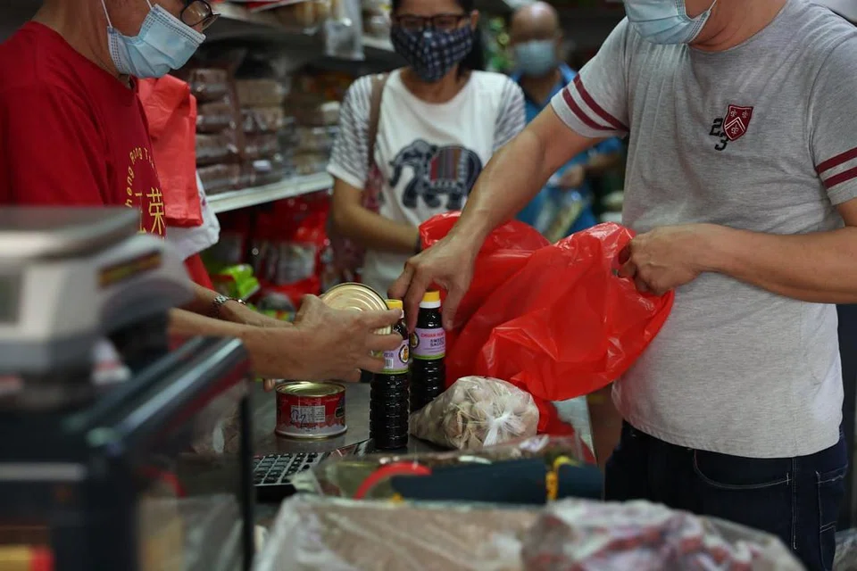 PENJUALAN MEROSOT: Kedai yang dikategorikan sebagai khidmat penting menyaksikan jumlah penjualan dalam sekitar 20 hingga 30 peratus berbanding jumlah penjualan biasa. FOTO: TIMOTHY DAVID