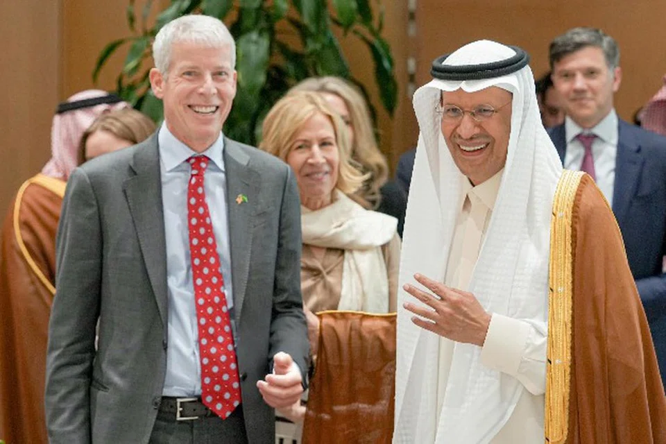 Menteri Tenaga  Putera Abdulaziz bin Salman bersama Setiausaha Tenaga Amerika Syarikat, Encik Chris Wright di Pusat Kajian dan Penyelidikan Petroleum Raja Abdullah (KAPSARC) Arab Saudi