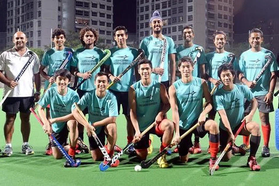 SELAMAT BERJUANG: Skuad hoki negara yang rata-rata menampilkan pemain muda akan berusaha menunjukkan peningkatan di Sukan Asia Incheon, Korea Selatan. Turut bergambar ialah kapten pasukan, Enrico Elifh Abdul Lathif Marican (berdiri lima dari kiri); jurulatih Solomon Casoojee (berdiri dua dari kiri); dan pengurus pasukan, Salim Mohamed Nasir (berdiri kiri). - Foto TAUFIK A. KADER