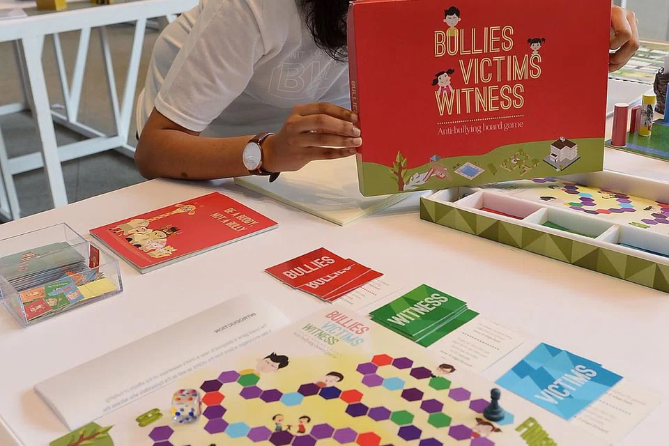 TEBAR PESANAN SOSIAL: Cik Nur Syifaa menghasilkan mainan berpapan yang bertujuan mengekang gejala buli dan memberikan takrifan lebih meluas tentang senario menggugat emosi orang lain. - Foto TUKIMAN WARJI