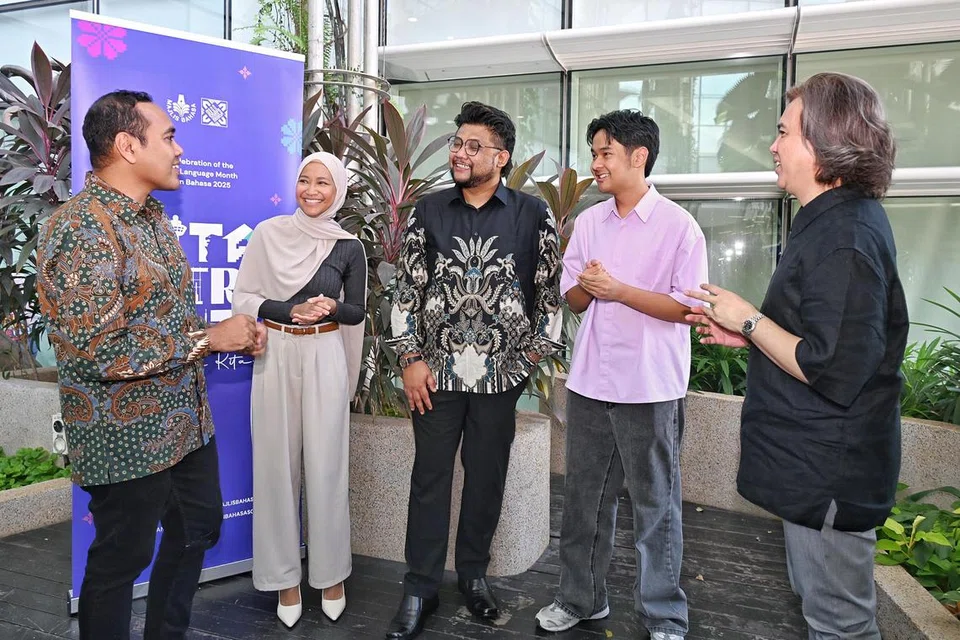 DUTA BAHASA: (Dari kiri) Pengerusi Majlis Bahasa Melayu Singapura (MBMS) dan Jawatankuasa Bulan Bahasa 2025, Encik Zhulkarnain Abdul Rahim, memperkenalkan tiga individu sebagai Duta Bahasa 2025, pelakon dan usahawan, Izyan Mellyna; aktivis seni dan teater, Hidayat Nordin; dan pelajar Institusi Raffles (RI), Fatih Hamdani Muhammad Effendy, yang juga bekas Rakan Bahasa. Bersama mereka ialah Pengerusi Jawatankuasa Sastera MBMS dan Timbalan Pengerusi Majlis Bahasa Melayu Singapura (MBMS), Dr Azhar Ibrahim. 