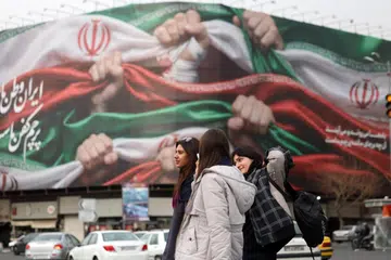 Papan iklan bertulis dalam bahasa Parsi “Iran adalah tanah air kami” terpampang di sebuah jalan di Teheran, Iran, pada 19 Januari 2026. Iran kini mengalami sekatan Internet di seluruh negara yang bermula pada 8 Januari 2026, ketika gelombang bantahan anti-kerajaan semakin memuncak. 