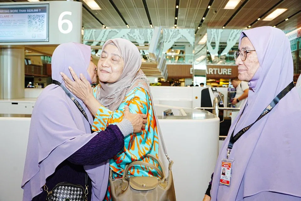 Cik Hayati Juraimi (tengah) mengucapkan selamat tinggal kepada kakaknya, Cik Fatmah (tengah) dan Cik Rohaya sebelum memasuki balai pelepasan di Lapangan Terbang Changi pada 31 Mei.