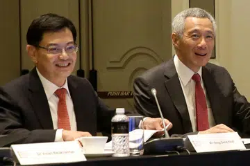 TANGGUNGJAWAB LEBIH BESAR: Encik Heng Swee Keat (kiri) bersama Perdana Menteri, Encik Lee Hsien Loong, semasa di mesyuarat Majlis Penyelidikan, Inovasi dan Perusahaan bulan lalu. Kelmarin, PM Lee mengumumkan Encik Heng akan dilantik DPM baru mulai 1 Mei ini. - Foto fail 