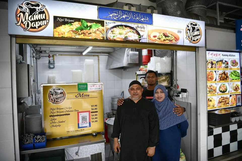 DARI BAZAR KE PUSAT MAKANAN: (Depan) Pasangan suami isteri, Encik Rosman Abdul Rahman dan Cik Norhayati Sulaiman menyewa gerai makanan pertama mereka di Pasir Ris setelah bertahun berniaga di bazar sebelum ini. Mereka bersama seorang anak mereka, Encik Muhd Hazril (belakang).