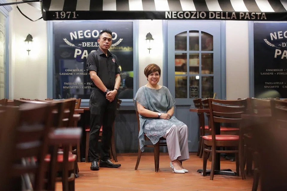 TINGKATKAN IMEJ F&B: Cik Lina dan kakitangannya, Encik Ishak, yang telah menjalani latihan bagi mereka semula kerjanya di bawah satu program WSG. - Foto BH oleh GIN TAY 