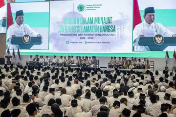 Presiden Prabowo Subianto (kiri) menyampaikan ucapan pada 7 Februari semasa majlis pelantikan barisan kepimpinan Majlis Ulama Indonesia (MUI) bagi tempoh 2025–2030 di Masjid Istiqlal, Jakarta.